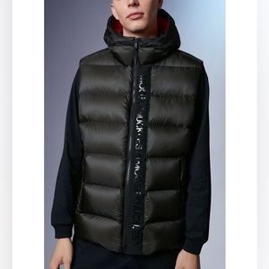Orwell Vest by Moose Knuckles in Military Green - Size L. Comes with storage bag